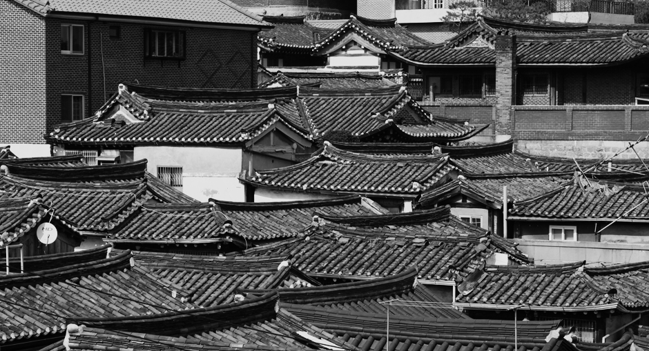 밀집된 한옥 팔각지붕들을 찍은 흑백사진